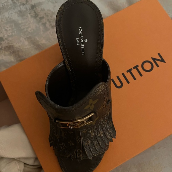100% authentic Louis Vuitton LV Monogram Slides New Size 39, fit size 38 - Picture 6 of 9